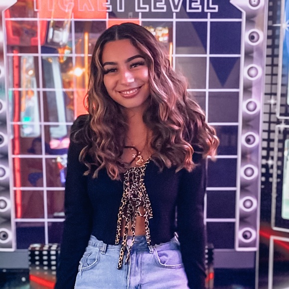 Profile Picture of Karelyn Alvarez (@kare1yn) on Poshmark