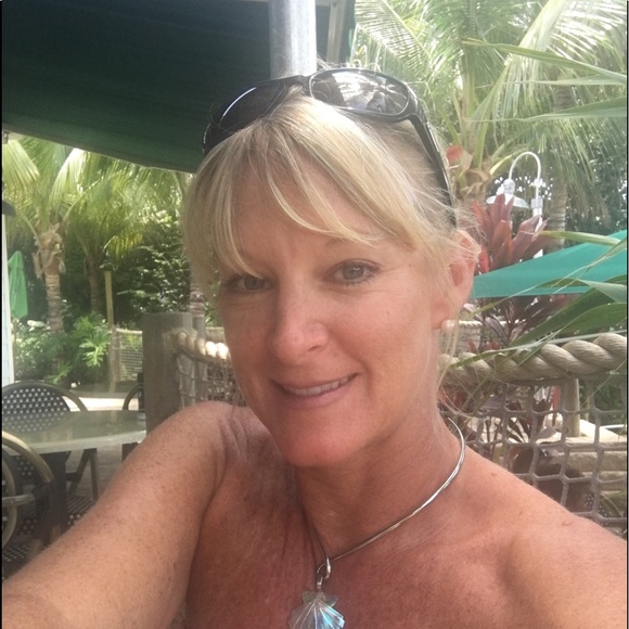 Profile Picture of Yvonne Nocca (@yvonnenocca) on Poshmark