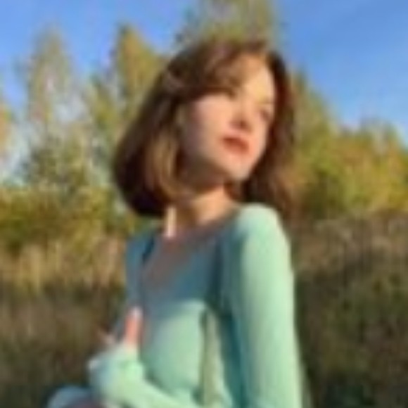 Profile Picture of Arleyne Robert (@arleynux499) on Poshmark