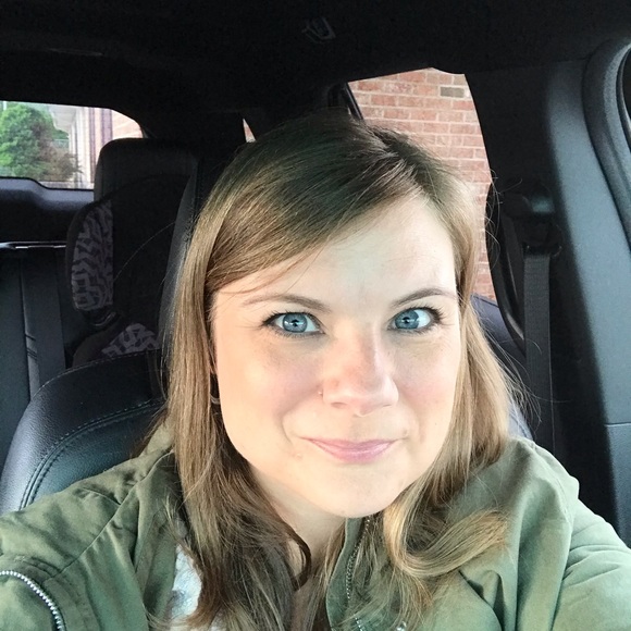 Profile Picture of April Hazenstab (@ahazensstab) on Poshmark