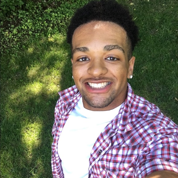 Profile Picture of Raushawn Brent (@raushawnbrent) on Poshmark