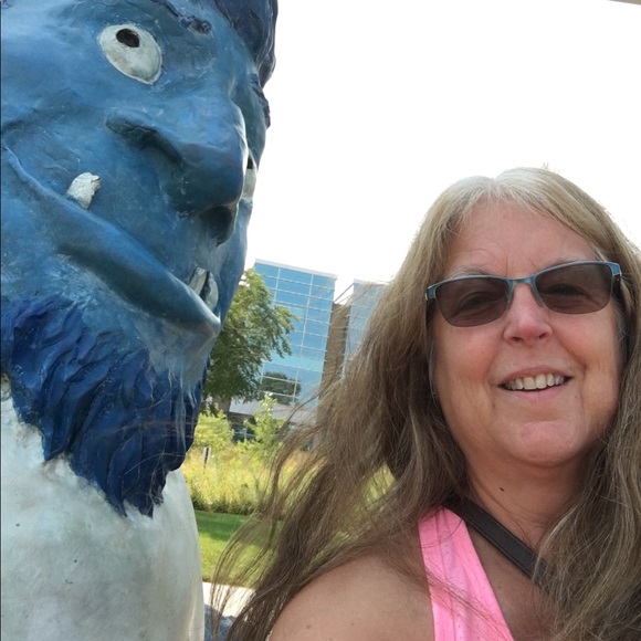 Profile Picture of Stacy Pinick (@stacysisis) on Poshmark