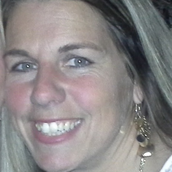 Profile Picture of Anne Larson (@annelarson14) on Poshmark