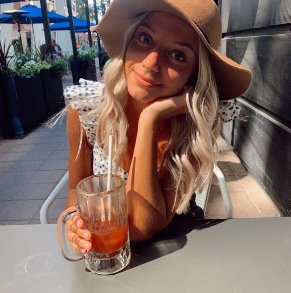 Profile Picture of Hailey Foster (@hailey_elysse) on Poshmark