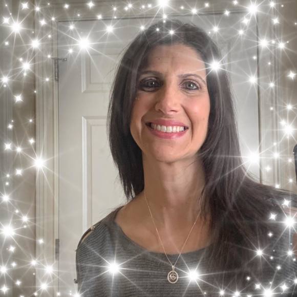 Profile Picture of Debra Borrelli (@debraborrelli) on Poshmark