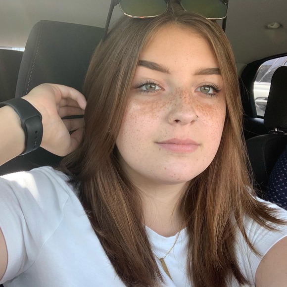 Profile Picture of Mackenzie Buresch (@kenzieeemb) on Poshmark