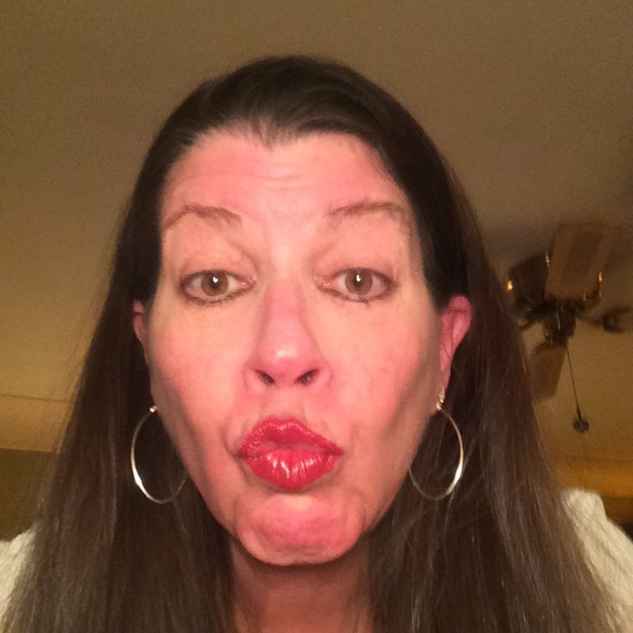 Profile Picture of Deborah Griest (@debbiesuenjim) on Poshmark