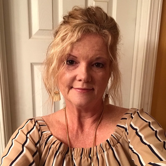 Profile Picture of Paula Lorenz (@usapch4) on Poshmark