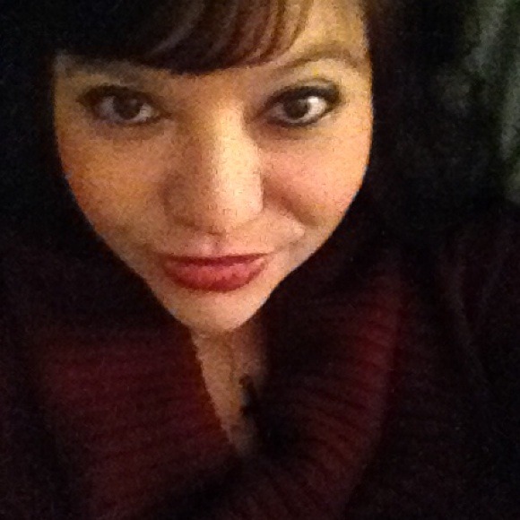 Profile Picture of Nicole Winningham (@nicole077) on Poshmark