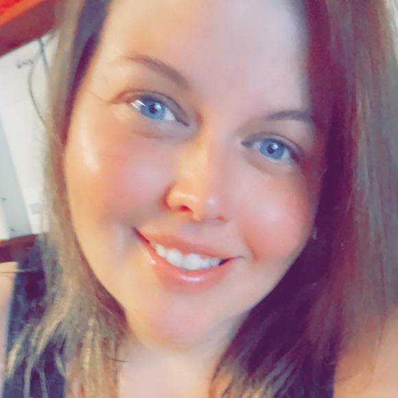 Profile Picture of Rachel England (@rachelenglan923) on Poshmark