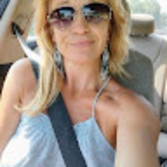 Profile Picture of Janet Butts (@jrbutts19) on Poshmark