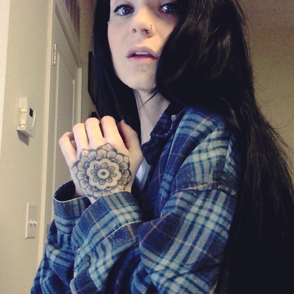 Profile Picture of Victoria Triece (@victoriasnooks) on Poshmark