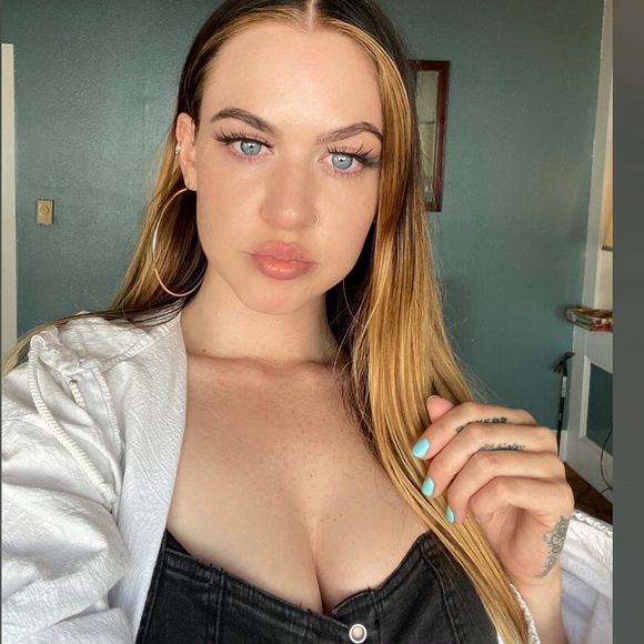 Profile Picture of Summer breeze Deviny (@summerdeviny) on Poshmark
