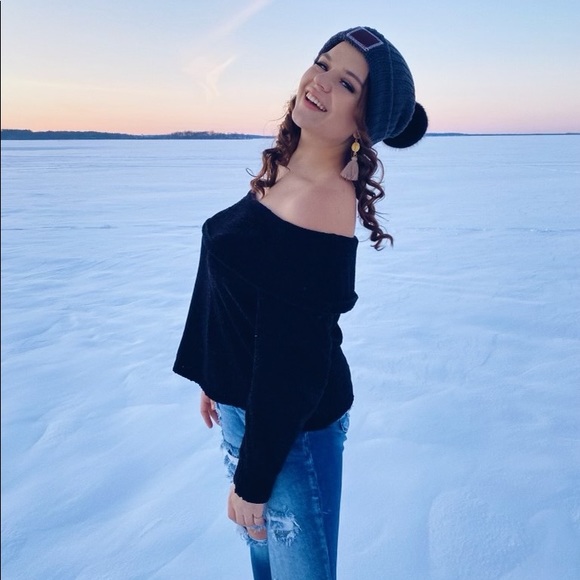 Zoe Rucinsky - Poshmark Profile Picture of Zoe Rucinsky (@zoerucinsky) on Poshmark