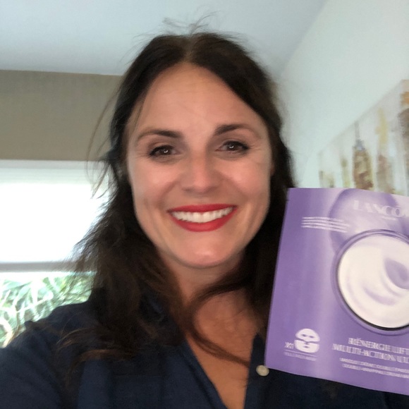 Profile Picture of Beautiful gem Holmes (@loungielucci) on Poshmark