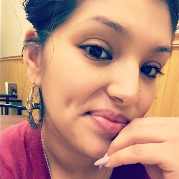 Profile Picture of Tesa Bierhals (@junimateo) on Poshmark