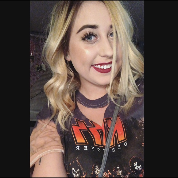 Profile Picture of Kaela Pratt (@kaelapratt12) on Poshmark