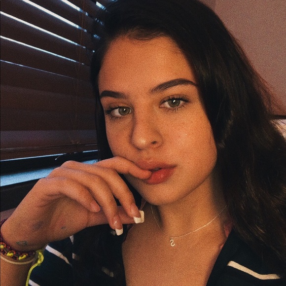 Profile Picture of Sydney Hasselbring (@syyddsyd) on Poshmark