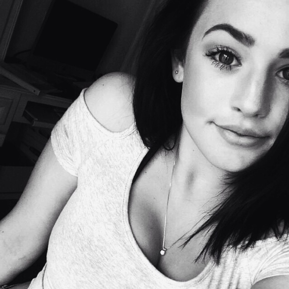 Profile Picture of Noelle Hall (@x_dolly_x) on Poshmark