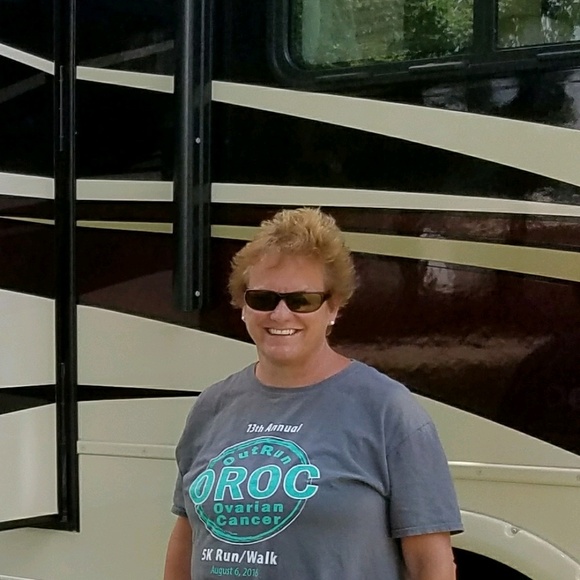 Profile Picture of Annie Grunder (@anniegrunder) on Poshmark