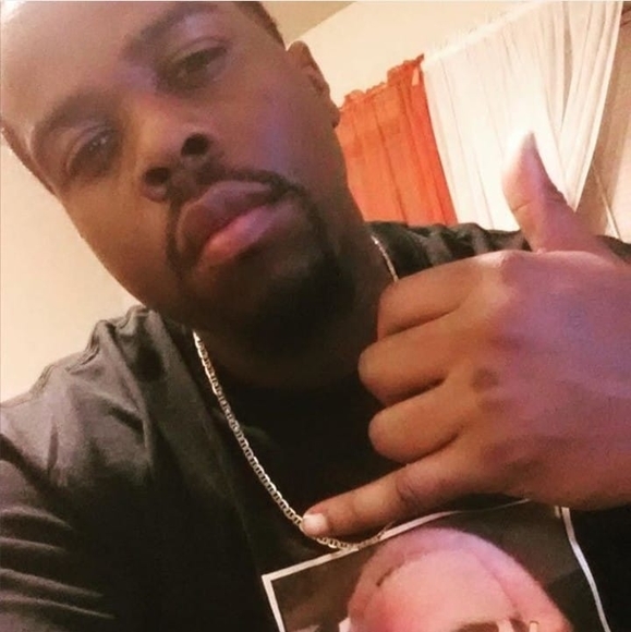 Profile Picture of Lorenco Enard (@lorencoae) on Poshmark