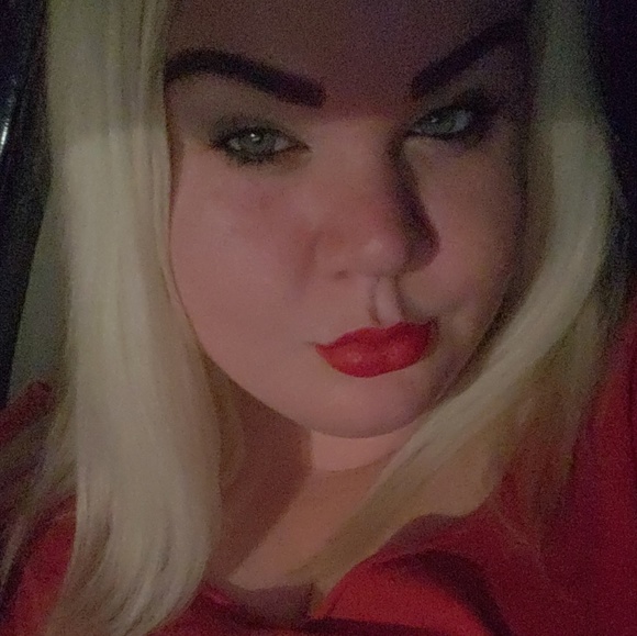 Profile Picture of Amanda Croya (@acroya1991) on Poshmark