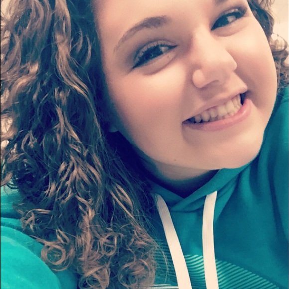 Profile Picture of Karlie Hesson (@karliehesson) on Poshmark