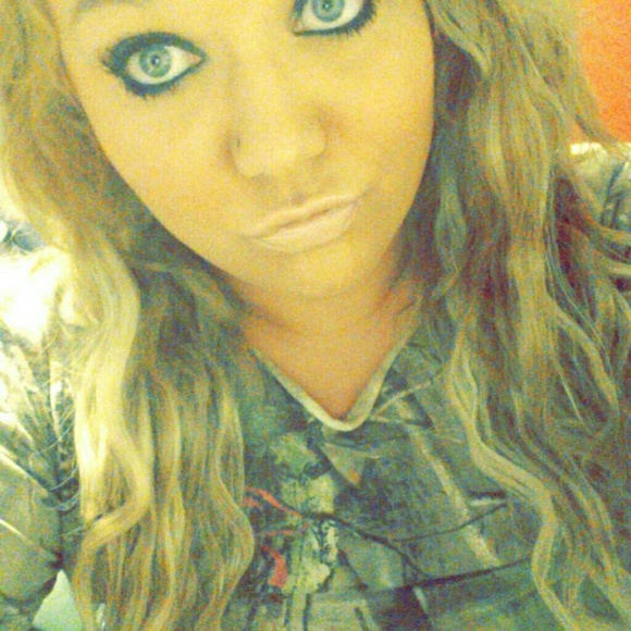 Profile Picture of Nicole Mcgonnell (@nicole_nm) on Poshmark