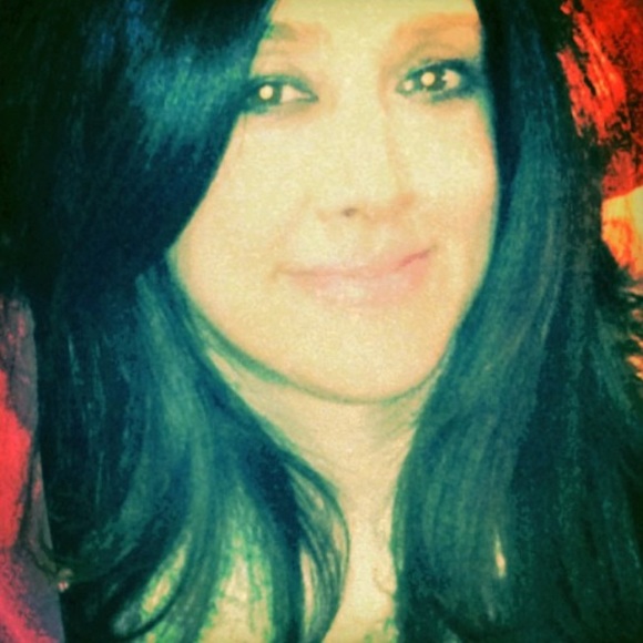 Profile Picture of Lisa Mazzone (@leemazz) on Poshmark