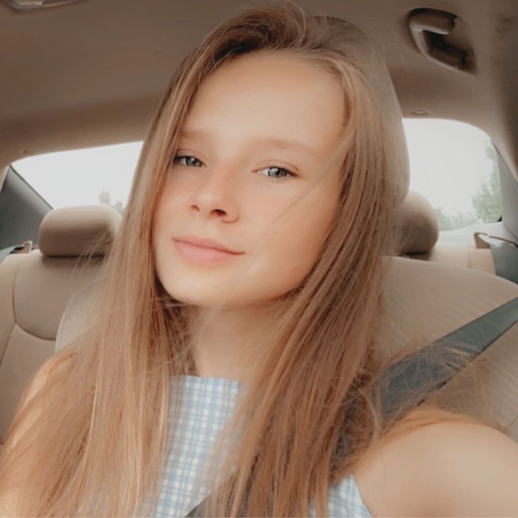 Profile Picture of Alexia Wojciechowicz (@alexiawoj4) on Poshmark