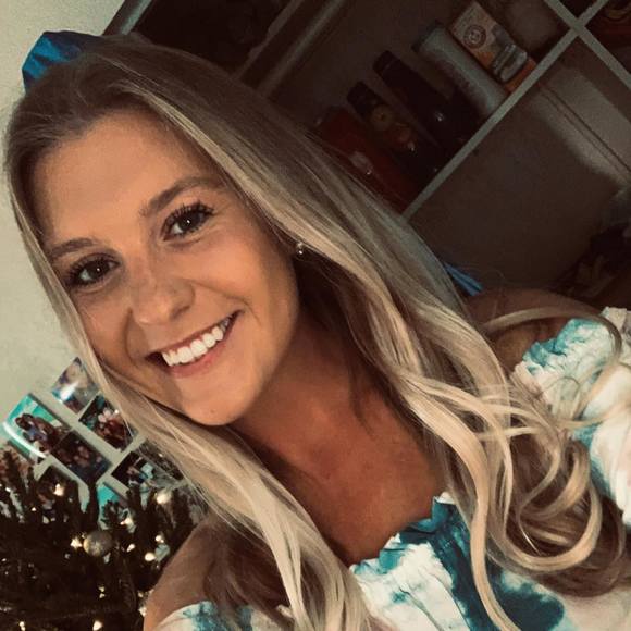 Profile Picture of Cassandra Willis (@cassiewillis95) on Poshmark