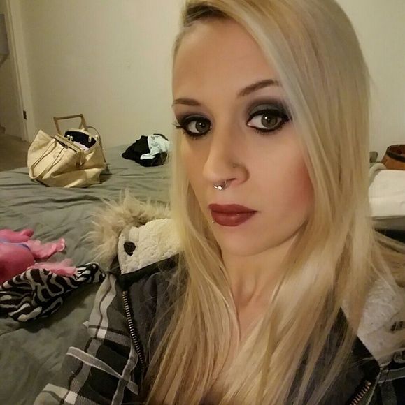 Profile Picture of Ashley Spafford (@ashspafford) on Poshmark