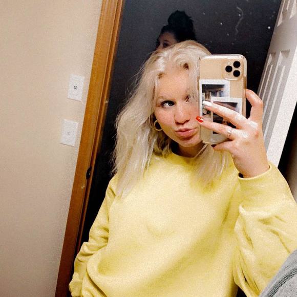 Profile Picture of Brianna Poff (@bripoff17) on Poshmark