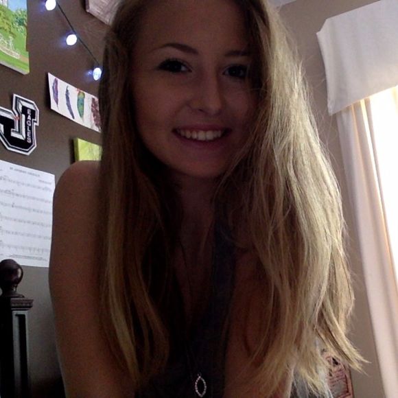 Profile Picture of Alexa Fitzpatrick (@alexarose8) on Poshmark