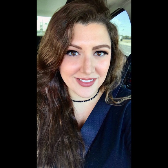 Profile Picture of Alexandria Steele (@lxflowers) on Poshmark