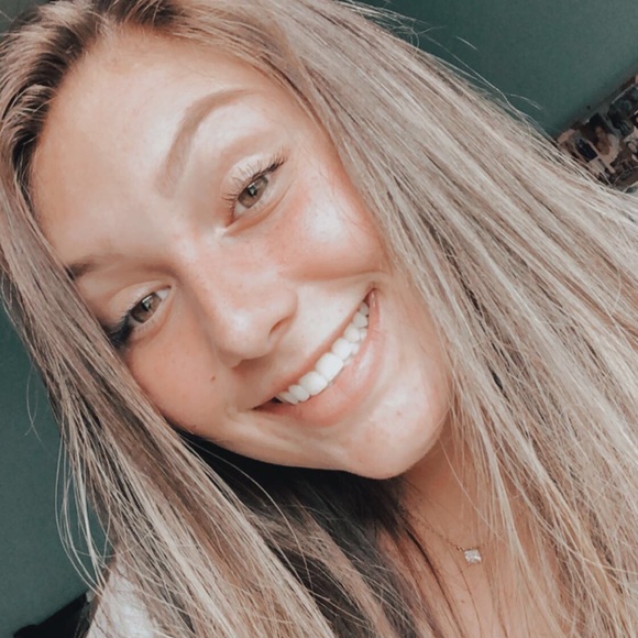 Profile Picture of Lexi Delfavero (@lexi_delfavero) on Poshmark