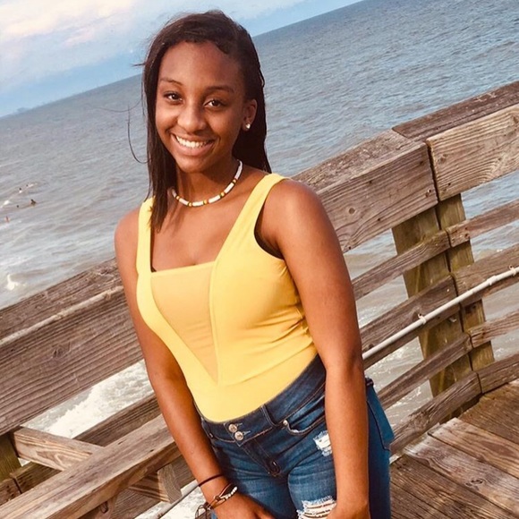 Profile Picture of Nariya Farrington (@nariya_f) on Poshmark