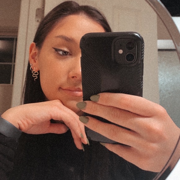 Profile Picture of Alexis Santaniello (@asantaniello98) on Poshmark