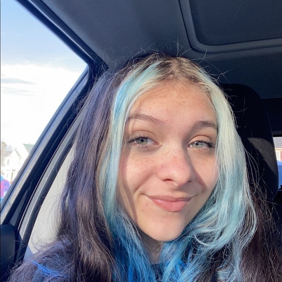 Profile Picture of Alexis Roscher (@alexisroscher) on Poshmark