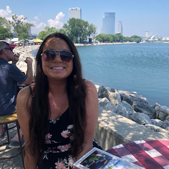 Profile Picture of Amanda Klemp (@ajklemp87) on Poshmark