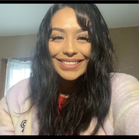 Profile Picture of Angela Recendez (@angierece) on Poshmark