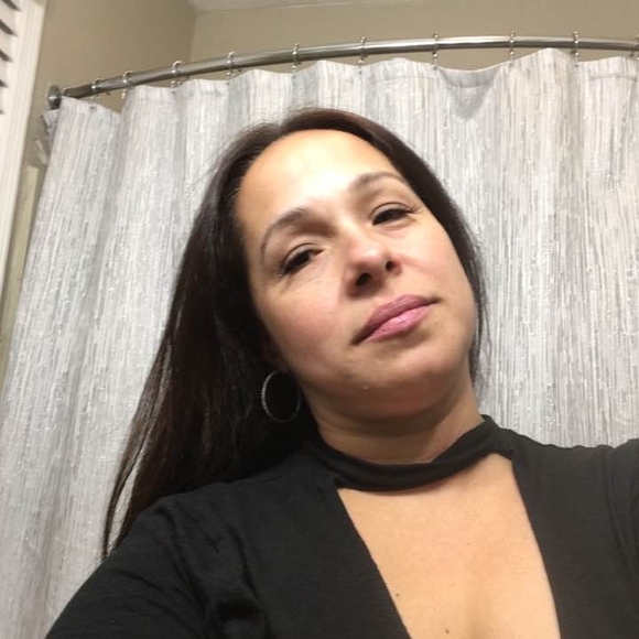 Profile Picture of Iris Dominguez (@iirsdom) on Poshmark