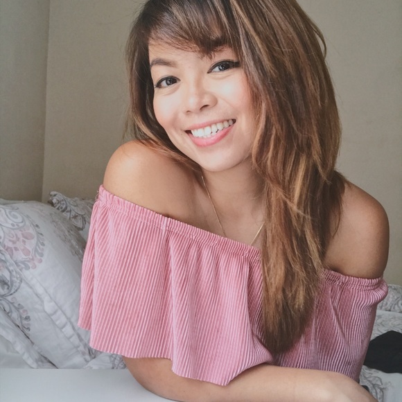 Profile Picture of Dinna Louise (@dinlougonzales) on Poshmark