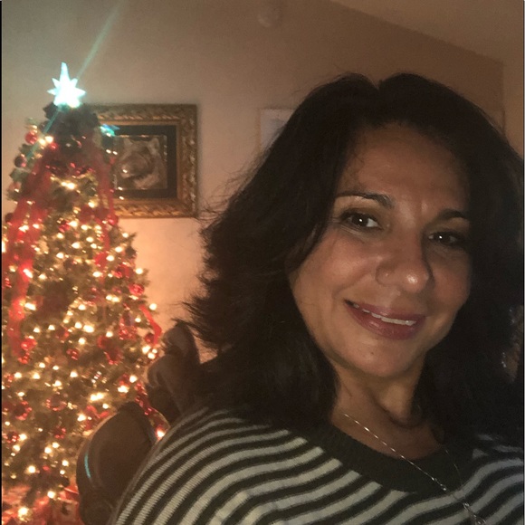Profile Picture of Myrna Maffia (@myrnaarias65) on Poshmark