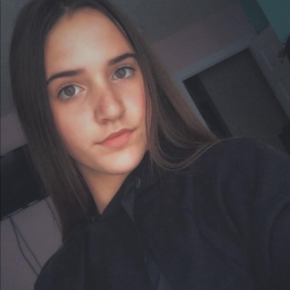 Profile Picture of Camryn Mowder (@camrynmowdrr) on Poshmark