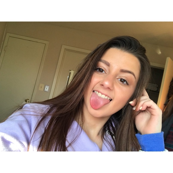 Profile Picture of Alyssa Upton (@alyssaupton15) on Poshmark
