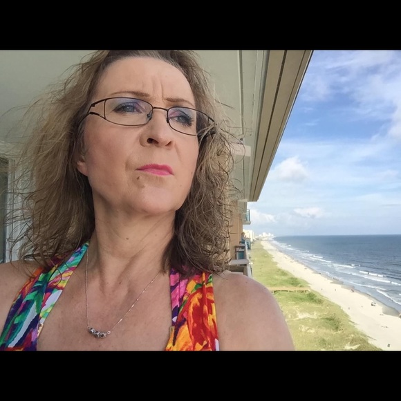 Profile Picture of Elizabeth Szeszko (@elizabethszesz) on Poshmark