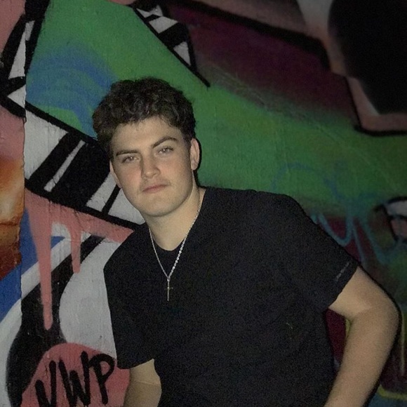 Profile Picture of Matthew Vreeland (@matthewv68) on Poshmark