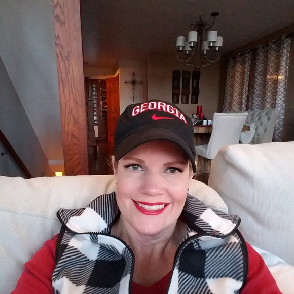 Profile Picture of Heather Page (@heather102916) on Poshmark