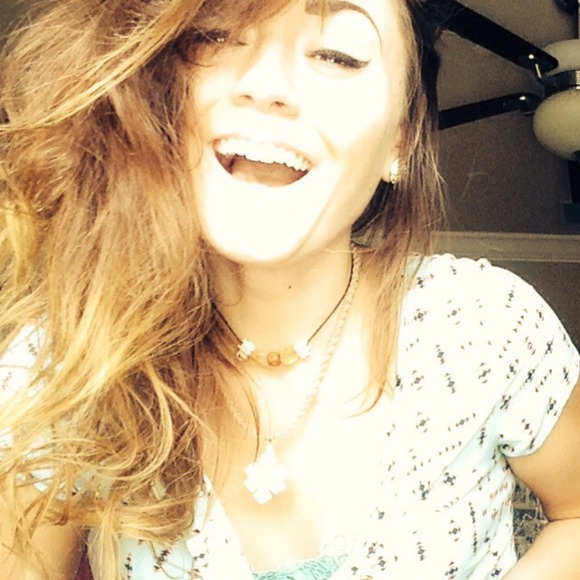Profile Picture of Alex Abraham (@americalives) on Poshmark